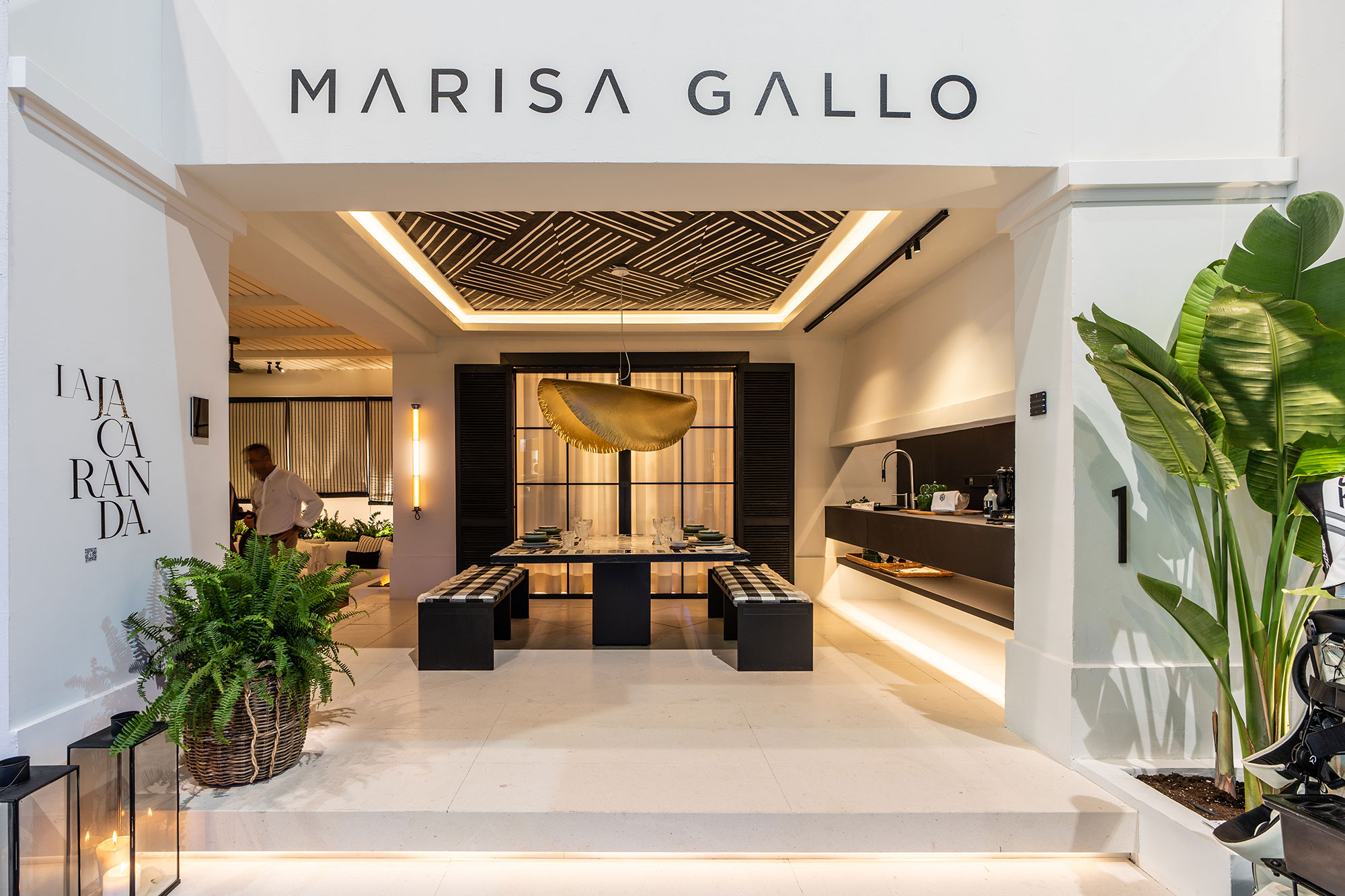 Azulejos decorativos aplicados en la entrada de Marisa Gallo