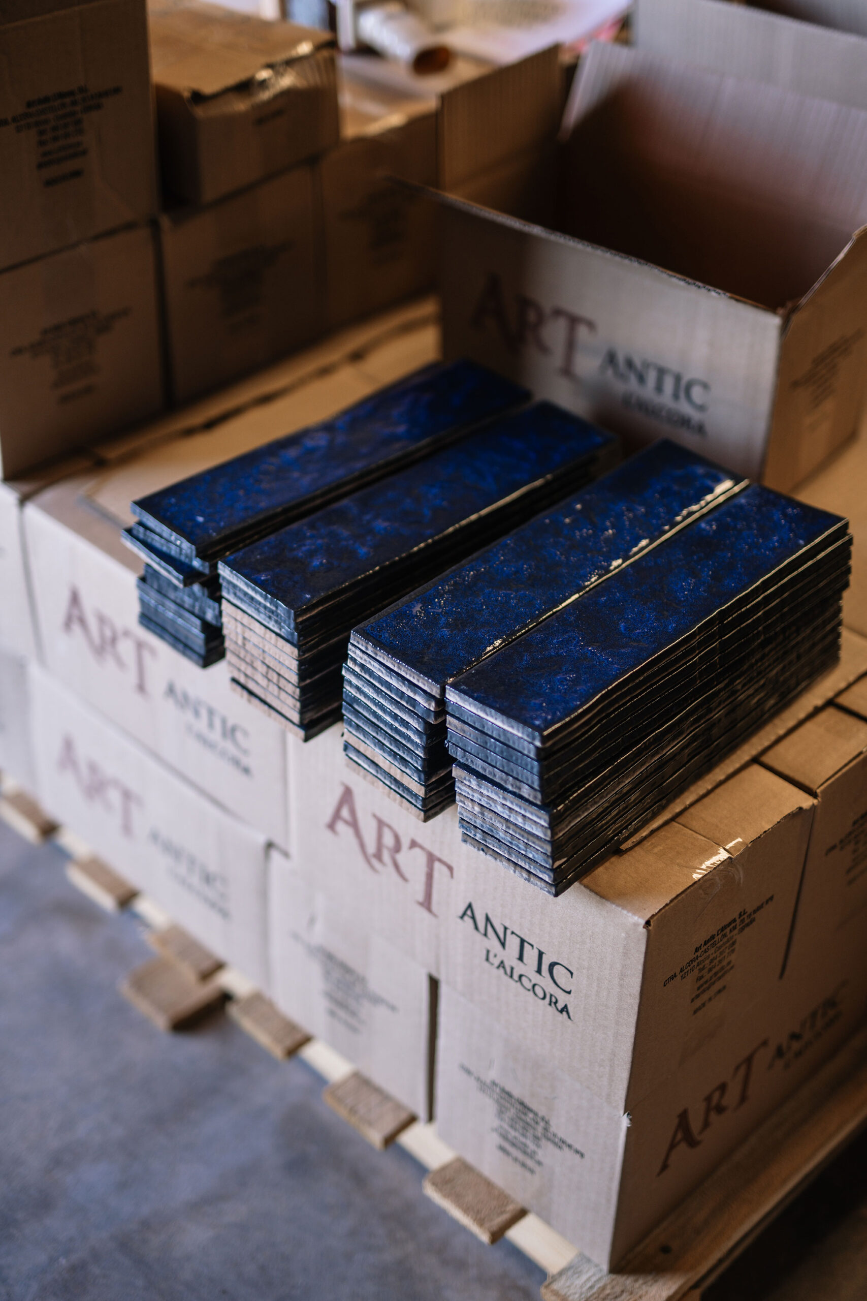 Azulejos rectangulares azules apilados para almacenamiento y transporte