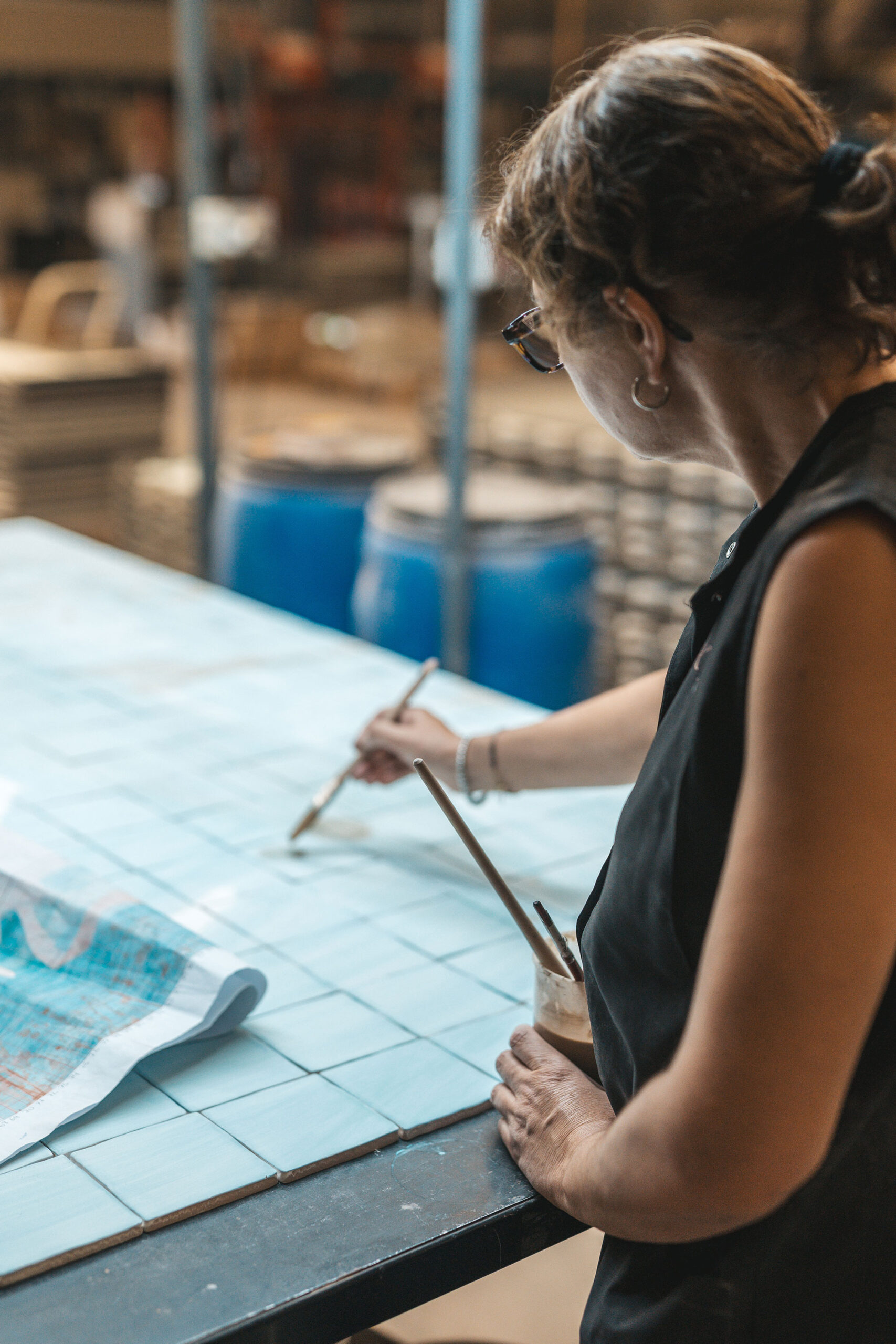 Azulejos claros de pequeño formato pintados a mano