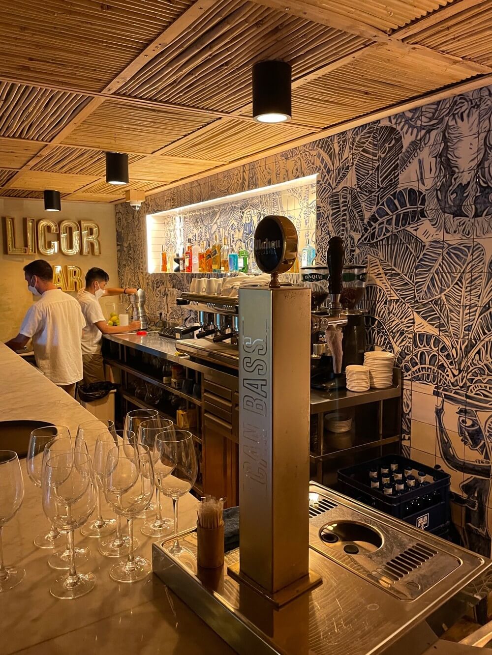Revestimiento de azulejos en la barra de la cafetería
